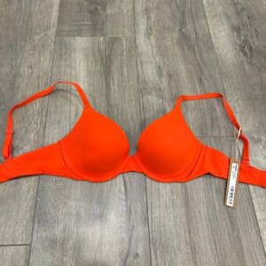 NWT SKIMS Fits Everybody T-Shirt Bra 32B - Everyday Comfort Seamless Bra ‘Poppy’